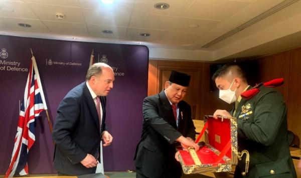 Prabowo Subianto menyerahkan suvenir Prabowo Subianto menyerahkan suvenir (Foto: Istimewa)