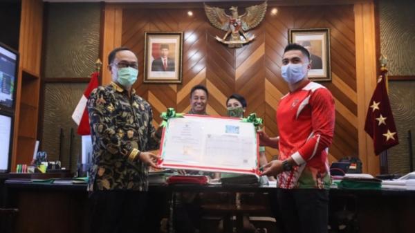 Aprilio Perkasa Manganang Serda Aprilio Perkasa Manganang menerima dokumen kependudukan dari Dirjen Dukcapil Kemendagri disaksikan KSAD Jenderal TNI Andika Perkasa dan istri, Hetty Andika Perkasa. (Foto: Kemendagri).