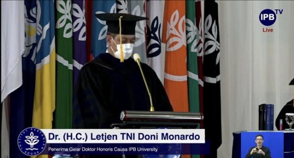 Doni monardo Doni Monardo resmi menyandang gelas Doktor Honoris Causa IPB (dok: IPB TV)