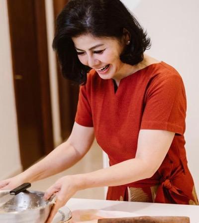 Dress merah Ibunda Bams memakai dress merah. (Foto: IG)