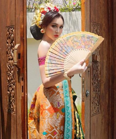 Lucinta Luna dengan baju adat Bali. (Foto: IG)