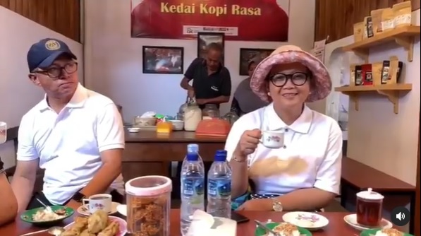 Menlu Retno Marsudi menikmati kopi di Banyuwangi. (Foto: IG Retno Marsudi).