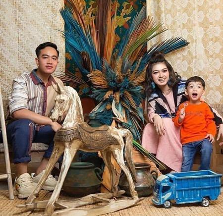 Selvi Ananda pernah tampil colorful bersama suami dan anak. (Foto: IG)