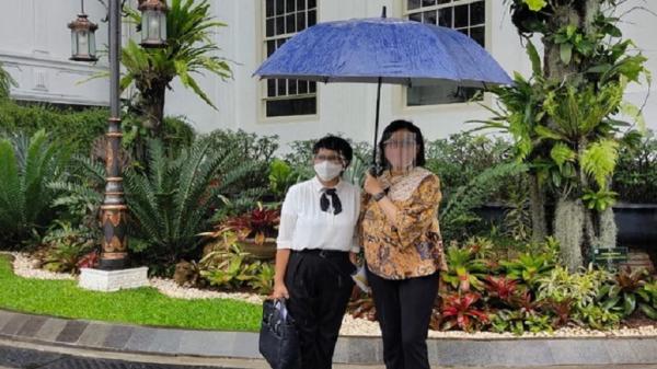sri mulyani payung Menkeu Sri Mulyani dan Menlu Retno Marsudi. (Foto: IG/Smindrawati).