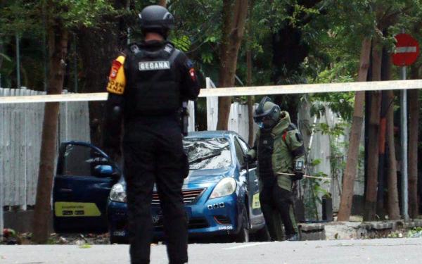 Petugas Gegana Brimob Polda Sulsel melakukan sterilisasi dan olah tempat kejadian perkara (TKP) terjadinya ledakan bom di depan Gereja Katedral, Makassar.