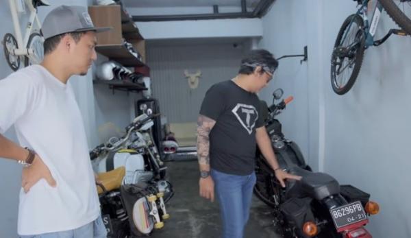 Ananda Omesh mengoleksi moge Harley-Davidson Dyna bermesin 1.450 cc merupakan motor langka dari zaman Presiden Soeharto. (Foto: YouTube Andre Taulany)