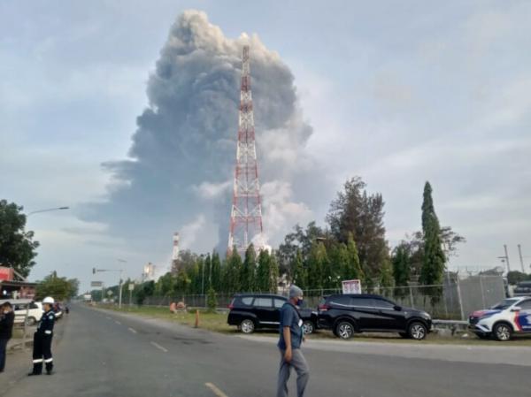 IMG 20210329 071102 Kepulan Asap akibat kebakaran di Kilang Balongan (Foto: MNC/Fatnur Rohman)