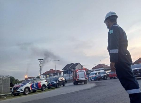 IMG 20210329 071117 Petugas berjaga di depan Kilang Balongan (Foto: MNC/Fatnur Rohman)
