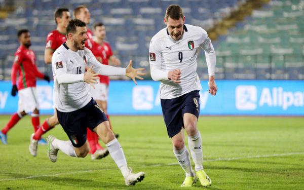 Striker Italia Andrea Belotti berselebrasi usai mencetak gol penalti ke gawang Bulgaria pada kualifikasi Piala Dunia 2022 Zona Eropa, Senin (29/3/2021) dini hari WIB. (Foto: Reuters)