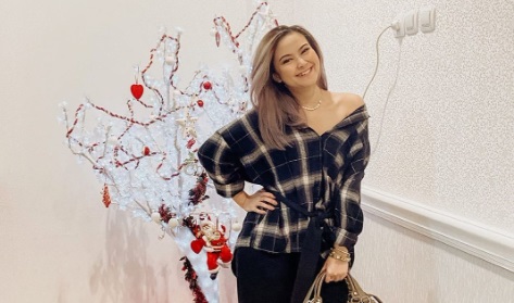 Gabriella Lara Gabriella memakai atasan kemeja tartan warna navy. (Foto: IG)
