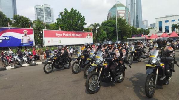 Jajaran Polda Metro Jaya, Kodam Jaya, Satpol PP DKI dan Dishub DKI menggelar patroli skala besar Senin (29/3/2021). (Foto: Carlos Roy Fajarta).