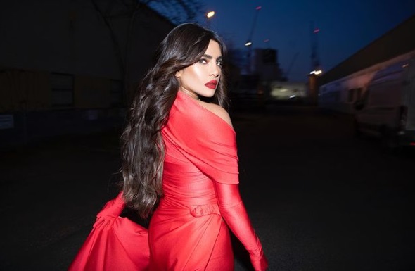 Priyanka Copra saat mengenakan busana merah. (Foto: IG)