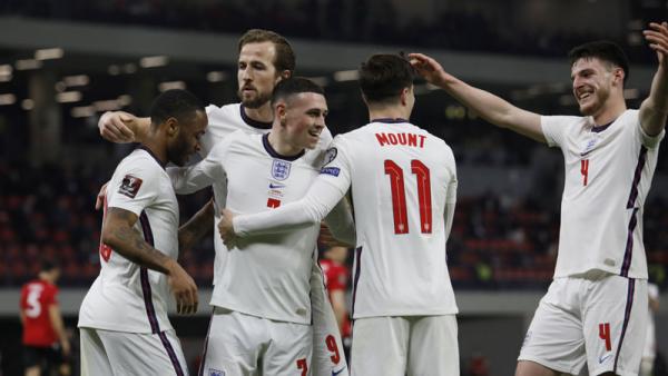 Para pemain Timnas Inggris merayakan golnya ke gawang Albania pada matchday kedua Grup I Kualifikasi Piala Dunia 2022 Zona Eropa di Stadion Air Albania, Minggu (28/3/2021) malam WIB. (Foto: REUTERS)