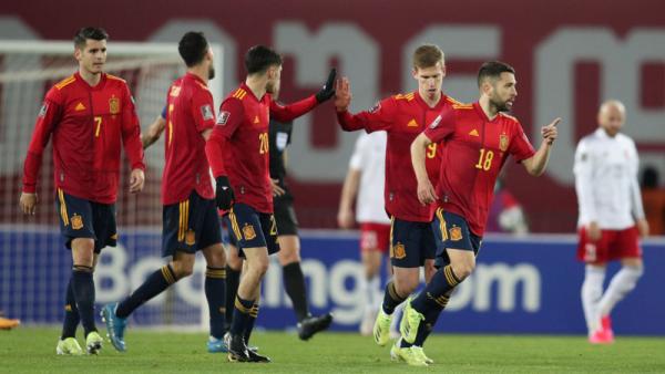 Para pemain Timnas Spanyol melakukan selebrasi saat meladeni Georgia pada matchday kedua Grup B di Boris Paichadze Dinamo Arena, Minggu (29/3/2021) malam WIB. (Foto: REUTERS)