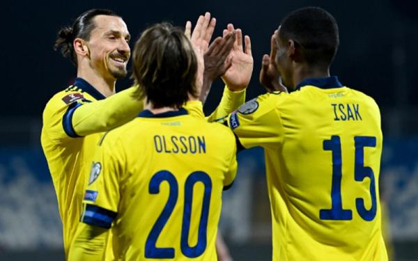 Zlatan Ibrahimovic Striker AC Milan Zlatan Ibrahimovic bikin assist super keren saat negaranya Swedia menang telak 3-0 atas Kosovo, Senin (29/3/2021) dini hari WIB. (Foto: The Sun)