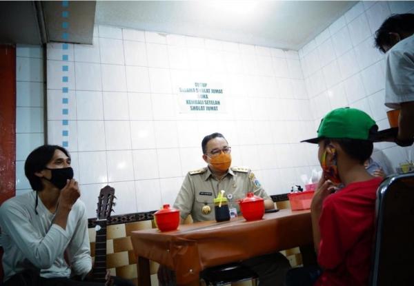IMG 20210330 094051 Anies dengan pengamen