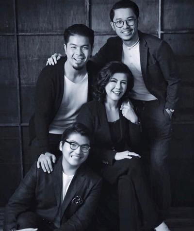 Desiree 3 putra Desiree bersama ketiga puteranya. (Foto: IG)