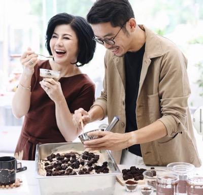 Desiree tengah memasak bersama anaknya. (Foto: IG)