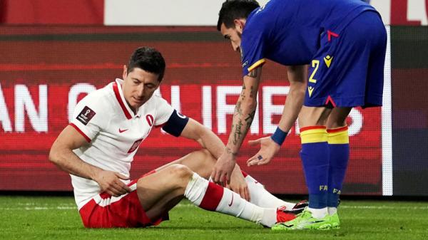 Lewandowski cedera Striker Timnas Polandia Robert Lewandowski mendapatkan perawatan medis saat menghadapi Andorra pada Kualifikasi Piala Dunia 2022 pada 28 Maret lalu. (Foto: REUTERS)