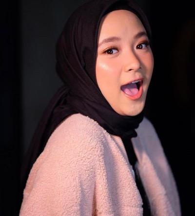 Nisaa mengenakan pashmina hitam. (Foto: IG)