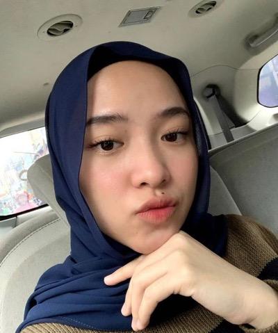 Nissa memakai pashmina warna navy blue. (Foto: IG)