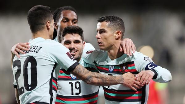 Cristiano ROnaldo Timnas Portugal Striker Timnas Portugal Cristiano Ronaldo (kanan) merayakan golnya ke gawang Luksemburg pada matchday ketiga Grup A Kualifikasi Piala Dunia 2022 zona Eropa di Josy Barthel Stadium, Rabu (31/3/2021) dini hari WIB. (Foto: REUTERS)