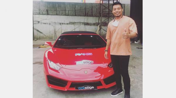 Hamka hamzah Usai ditunjuk jadi manajer RANS Cilegon FC, Hamka Hamzah langsung berfoto di depan mobil Ferrari. (Foto: Instagram @hamka23hamzah)