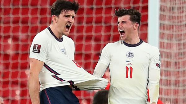 Bek Inggris Harry Maguire (kiri) merayakan golnya ke gawang Polandia pada matchday ketiga Grup I Kualifikasi Piala Dunia 2022 Zona Eropa di Wembley Stadium, Kamis (1/4/2021) dini hari WIB. (Foto: REUTERS)