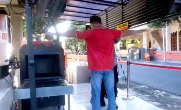 Pemeriksaan Polda Bali Polda Bali memperketat pemeriksaan pengunjung. (Foto: iNews/Indira Arri)