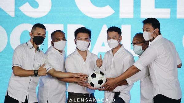 Raffi Ahmad Cilegon FC Raffi Ahmad (ketiga kanan) mengumumkan perubahan nama Cilegon United menjadi RANS Cilegon FC, Kamis (1/4/2021). (Foto: Instagram @raffinagita1717)