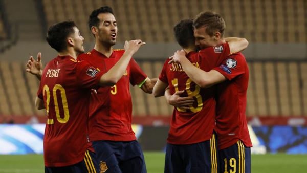 Pasukan Timnas Spanyol melakukan selebrasi gol ke gawang Kosovo pada matchday ketiga Grup B Kualifikasi Piala Dunia 2022 di Estadio Olimpico de la Cartuja, Kamis (1/4/2021) dini hari WIB. (Foto: REUTERS)
