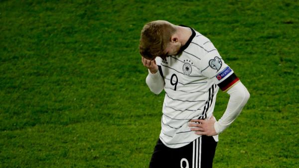 Timo Werner Timnas Jerman Striker Jerman Timo Werner tampak kecewa usai timnya kalah 1-2 dari Makedonia Utara pada matchday ketiga Grup J Kualifikasi Piala Dunia 2022 zona Eropa di MSV-Arena, Kamis (1/4/2021) dini hari WIB. (Foto: REUTERS)