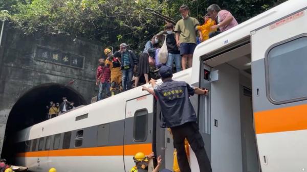 000 Kecelakaan Kereta Taiwan 2 Reu Kecelakaan kereta api di Taiwan menewaskan puluhan orang, Jumat (2/4/2021). (Foto: Reuters)