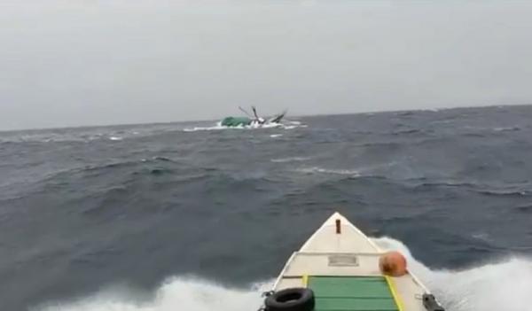 Kapal Tenggelam Karimunjawa 2 Detik-detik KLM Satria Indonesia tenggelam di Laut Karimunjawa, Kamis (1/4/2021). (Foto: iNews/Alip Sutarto)