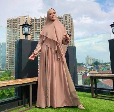Mulan memakai gamis warna nude. (Foto: IG)