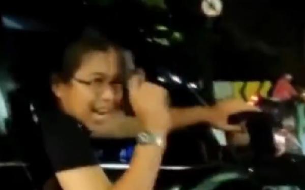 tangkapan layar aksi koboi duren sawit Seorang pengemudi mobil diduga mengacungkan senjata usai terlibat kecelakaan di Duren Sawit, jakarta Timur. Aksi ini viral di media sosial. (Foto: Istimewa)