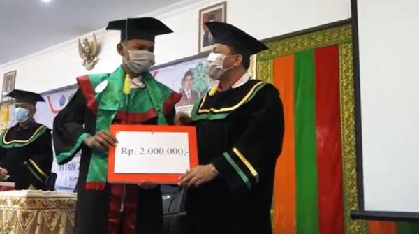 wisuda hafiz Alfin Nurhidayat saat wisuda 45 hafidz Al Quraan angkatan III MTsN II Pidie Jaya. (Foto: iNews/Jamal Pangwa)