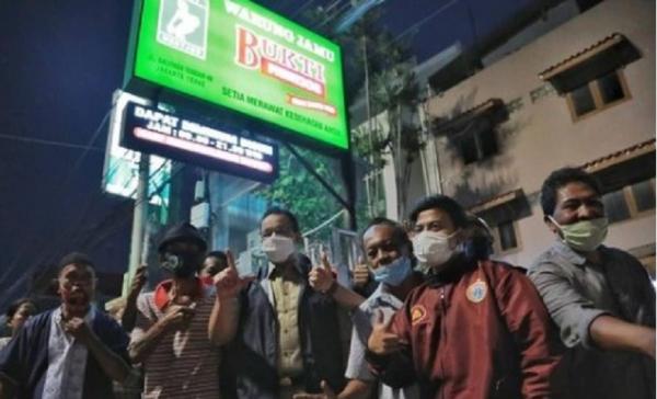 Anies berfoto bersama warga di Salemba Anies berfoto bersama warga di Salemba (Foto: Instagram Anies Baswedan)