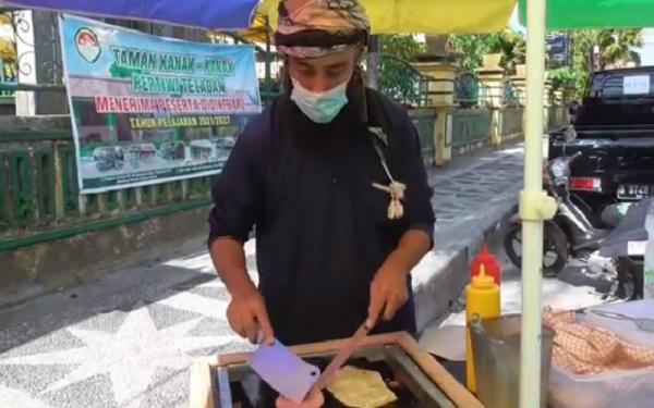 Bule Argentina yang jualan kebab Bule Argentina yang jualan kebab dan nasi kebuli di Pangkalan Bun, Kalimantan Tengah (Kalteng). (Foto: iNews/Sigit Dzakwan Pamungkas)