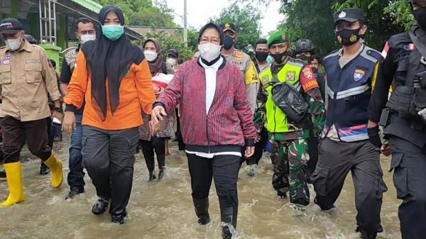 MENSOS TRI RISMAHARINI Mensos Tri Rismaharini didampingi Bupati Bima Indah Damayanti Putri meninjau korban banjir bandang di Bima, NTB. (Foto: iNews/Edy Irawan)