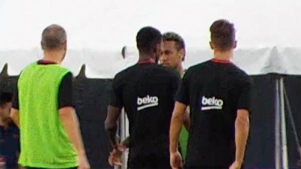 Neymar Jr terlibat perkelahian dengan Nelson Semedo pada latihan Barcelona. (Foto: AS)