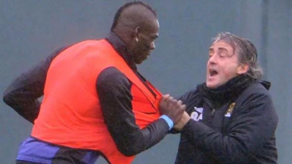 Roberto Mancini bertengkar Mario Balotelli pada sesi latihan di Manchester City. (Foto: The Sun)