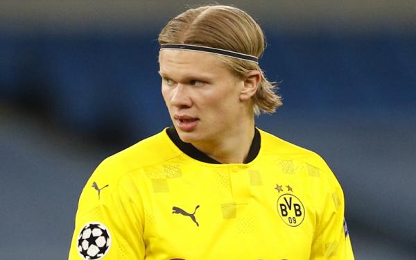Erling Haaland Hakim garis meminta tanda tangan striker Borussia Dortmund Erling Haaland. Kejadian unik itu terjadi usai laga kontra Manchester City, Rabu (7/4/2021) dini hari WIB. (Foto: Reuters)