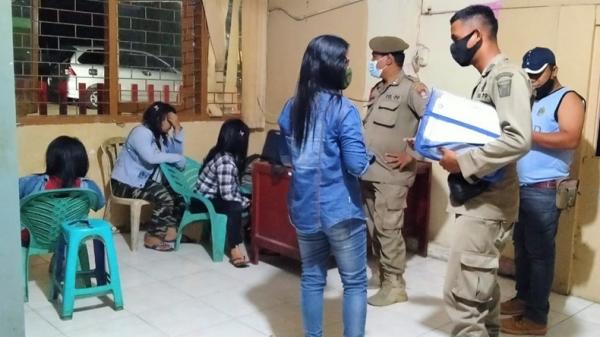 Razia tempat karaoke-1 Razia Sat Pol PP Padang ditempat hiburan yang diduga tak berizin (Rus Akbar/MNC Portal)