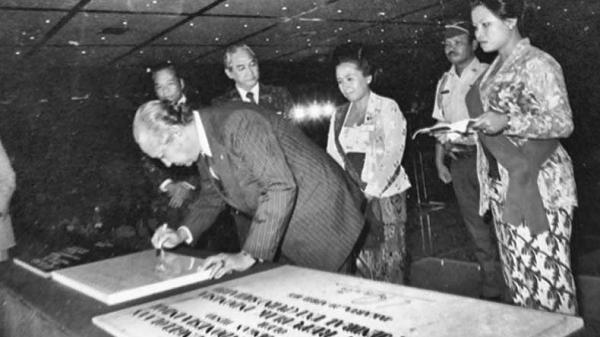 Soeharto TMII Perpusnas Presiden Soeharto meresmikan beberapa proyek baru di TMII pada 1978. Setelah 44 tahun dikelola Yayasan Harapan Kita, TMII kini diambil alih negara. (Foto: Arsip Perpusnas).