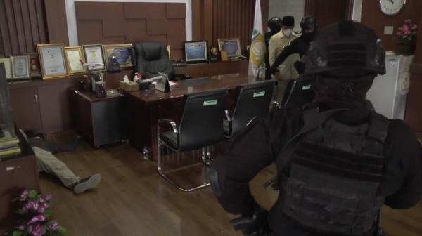teroris dilumpuhkan Teroris berhasil dilumpuhkan personel Brimob Polda Aceh. (Foto: iNews/Syukri Syarifuddin)
