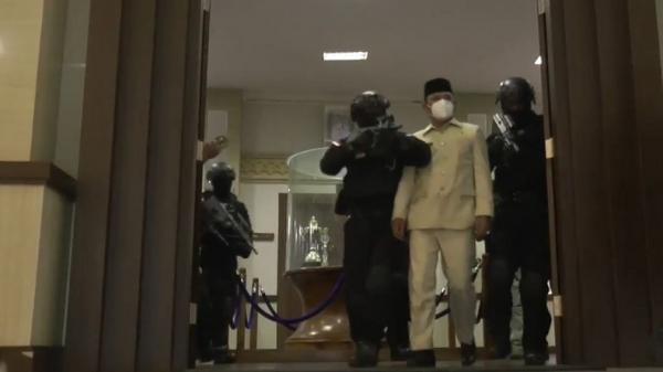 terorisme Bupati Aceh Besar, Mawardi Ali berhasil diselamatkan personel Brimob Polda Aceh. (Foto: iNews/Syukri Syarifuddin)