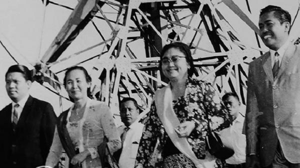 Tien Soeharto Fatimah Siti Hartinah Soeharto (tengah). (Foto: Arsip Perpusnas).