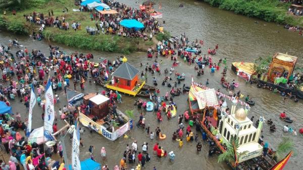 Ilustrasi pelaksanaan tradisi balimau (Foto: Antara)