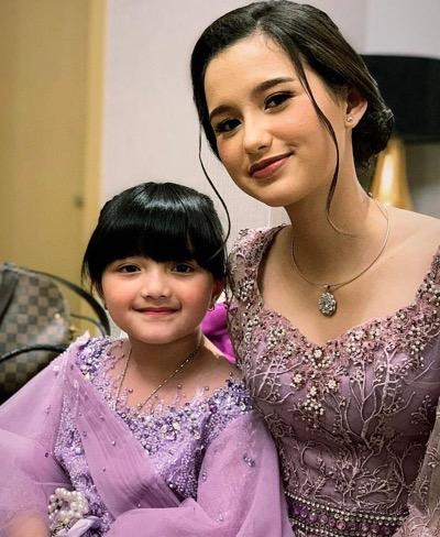 Arsy H Arsy memakai kebaya ungu.